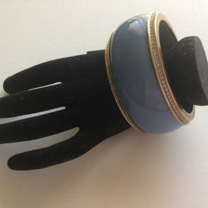 Pulsera vintage con diseño de la compañía Disney de Cuture. De latón lucita azul. Fabricada en 2006.