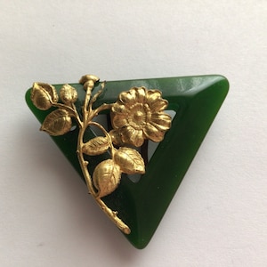 Vintage Green Bakelite Dress Clip-Brooch with Brass Flower.Made in USA in 1960’s.Excellent Vintage Condition.