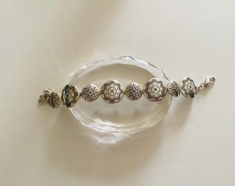 Bracciale vintage Brighton Marrakech con disco in argento inciso e ciondolo a cuore Juicy Couture.