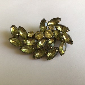 Jaren 60 vintage Juliana D & E broche Olivine Navettes groene strassteentjes gelaagd. Uitstekende vintage staat.