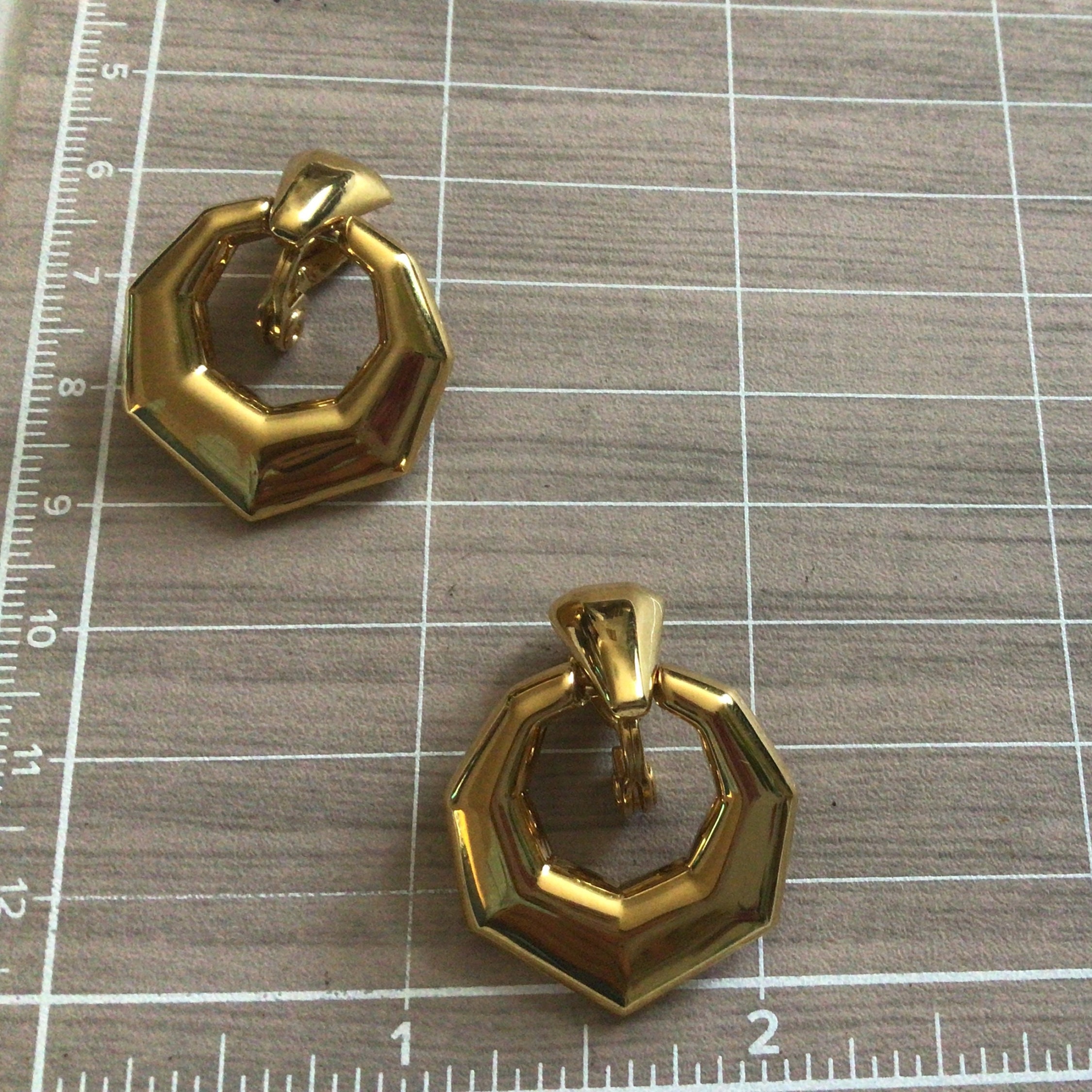 Boucles D'oreilles Clip Vintage Monet En Or Doré Torsadé - Occasion, Signé