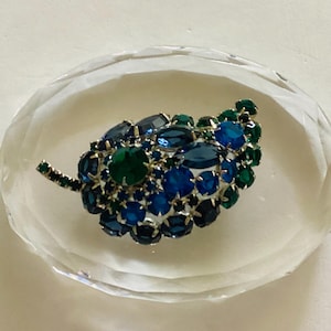 Vintage Juliana zilverkleurige strass blauwe en groene broche met kristallen blad