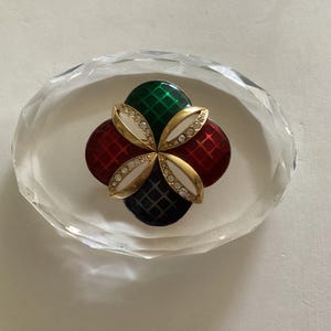ヴィンテージ モネ ブローチ。ゴールド トーンとギョーシェ エナメルの