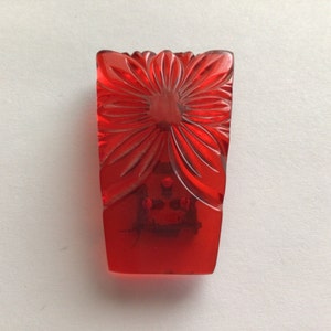 Broche clip vintage pour robe en bakélite rouge sculptée - 1960 Etats-Unis