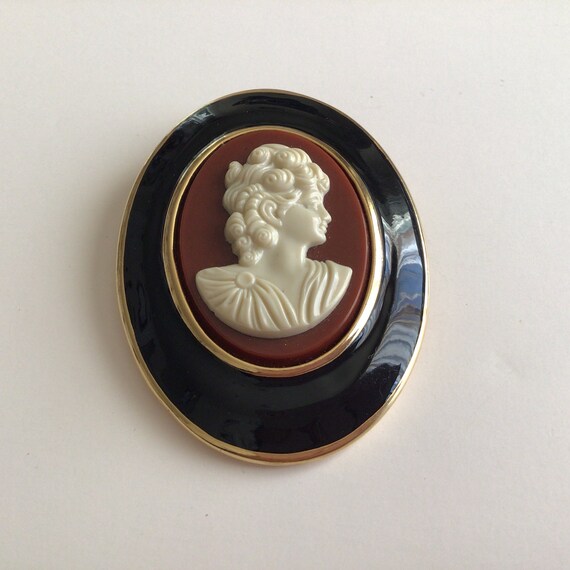 Large cameo brooch deals