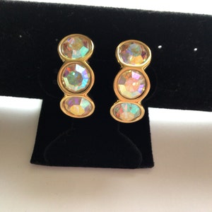Boucles d&#39;oreilles clip en or strass cygne aurore boréale strass signé SWAROVSKI. Excellent état vintage.