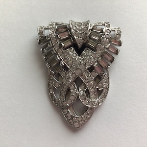 Antique TRIFARi KTF Dress /Fur Clip.Rhodium plated.Austria Crystal.Made in USA in 1920-1930’s.Excellent Vintage Condition.Rare.