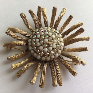 HAR Antique Brooch.Gold tone.Aurora Borealis and Milky Glass.Made in USA in 1950’s.Excellent Vintage Condition.