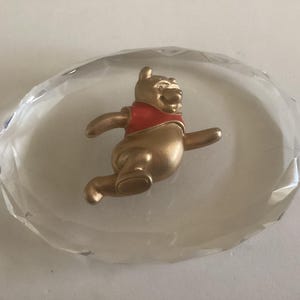 Coleção de broches vintage dourado fosco Disney Winnie the Pooh Skipping Pin 2