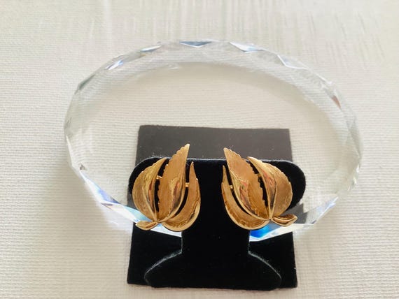 Vintage Crown Trifari gold plated leaf earrings