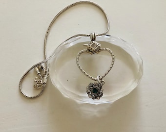 Pingente Brighton Extender em formato de coração com berloque. Tom prateado.