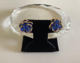 Vintage durchbohrte Ohrringe.Gold Ton, blaue Swarovski Crystals.Bezel Set.Excellent Vintage Zustand