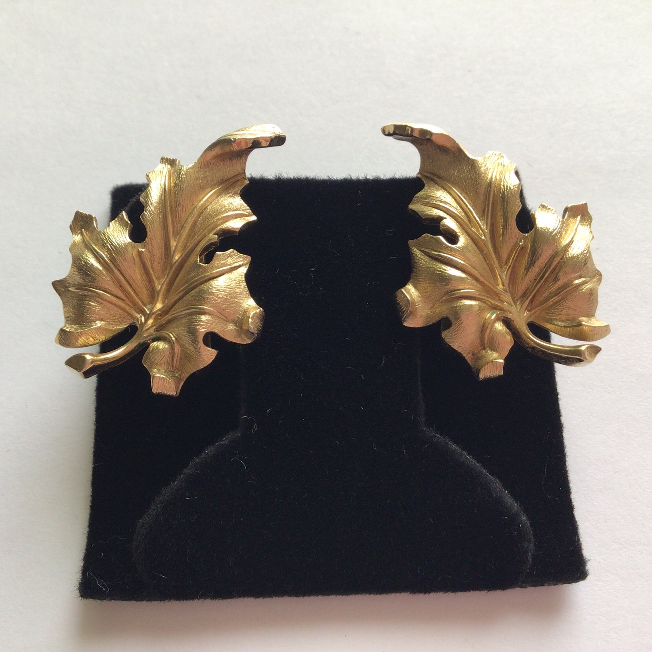 threetimes Classic tht earrings クラシック tht イヤリング Vintage Mid Century Trifari Gold Tone Leaves Clip on