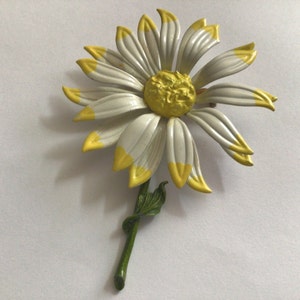 Robert Flowers, 1950.Dieses Beispiel einer Blumenbrosche aus den späten 1950er Jahren wurde von Robert hergestellt, der bis dahin als Designer in der Haskel-Schule bekannt war.