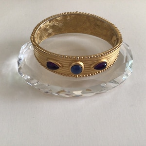 Vintage gebürstetes Gold Armreif: Modernist Cabochons, Couture-Schmuck mit Scharnier