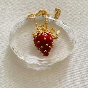 ヴィンテージ KJL ケネス ジェイ レーン エナメル ストロベリー 2 1/2” KJL KENNETH J LANE ENAMEL RED CLEAR LUCITE RESIN
