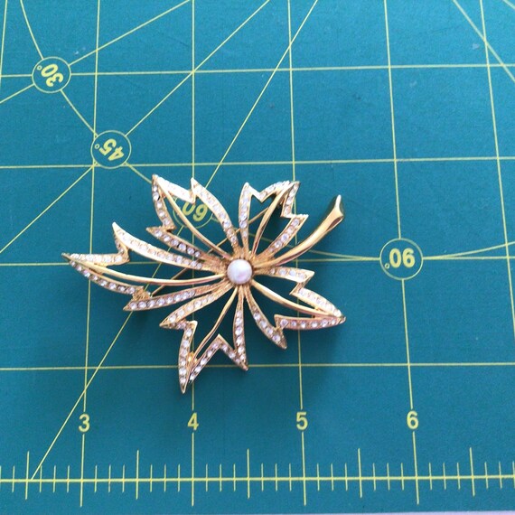 Broche Napier Argentée - Motif Couronne, Cercle, Strass Et Feuille - 4,2 Cm - Neuf Sans Emballage
