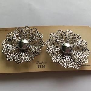 ÉNORMES boucles d'oreilles clip en dentelle en argent Sarah Coventry, 2,25 pouces. Neuf. Dans la carte d'origine.