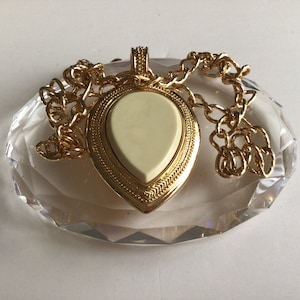 Vintage 1990&#39;s Monet Gold T. Beige Swirl Cabochon Pendant Necklace 22”.New.Old stock.