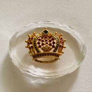 Broche vintage Kenneth Jay Lane con corona de cristal y joya roja y verde, firmado por KJL