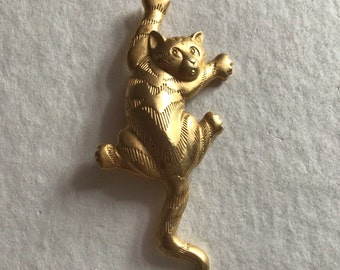 J.J.Co.Vintage Brooch.Frightened cat.Gold tone.Made in USA in 1988.
