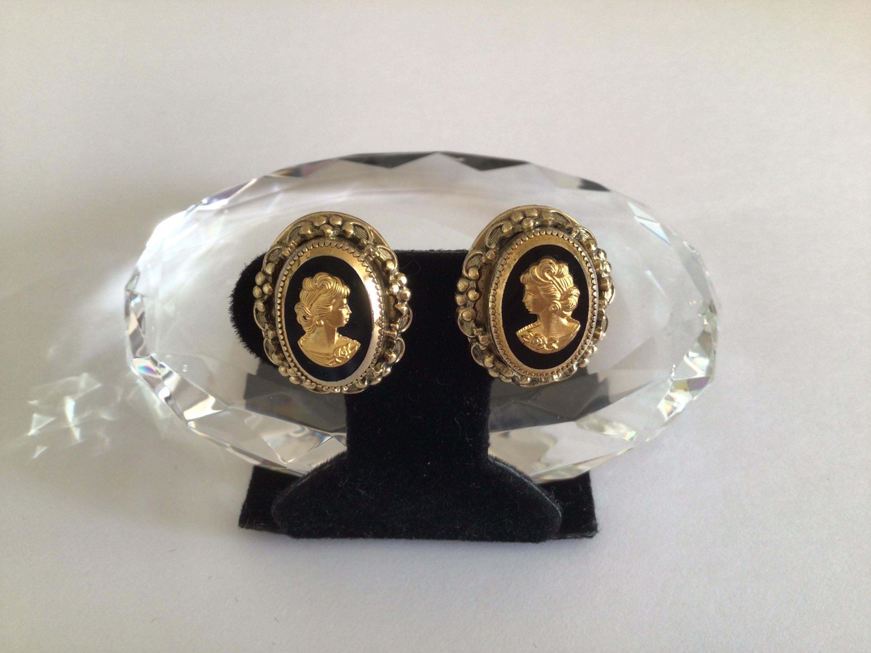 Orecchini a clip vintage P&M Paris placcati in oro Couture - con cristalli incrostati, timbro del designer - Italia