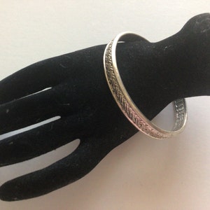 Vintage Oscar De La Renta Textured Antiqued Silver Tone Bangle Bracelet.Excellent Vintage Condition.
