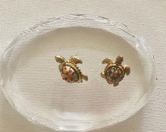 Orecchini a bottone a forma di tartaruga color oro di Betsey Johnson, con dettagli in cristallo