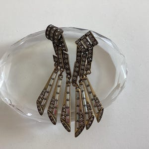 Vintage Heidi Daus Art Deco Drop of Earrings. Brincos de pino. Cristal cinza. Novo