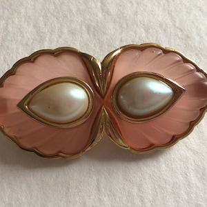 Richelieu vintage Brooch.Rose lusite,Faux  Pearl.Gold tone.Made in USA.