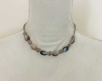 Kamienie typu abalone Brighton z dodatkiem srebrnych koralików, szare, duże, fioletowe. Kolekcja klasyczna