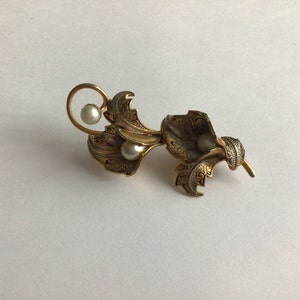 Vintage Damascene Flower Brooch.14kGold plated.Faux Pearl.Made in Toledo in 1960’s.Excellent Vintage Condition.