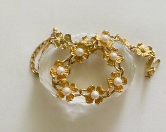 Vintage Trifari Gold Tone and Faux Pearl Dogwood Link Necklace