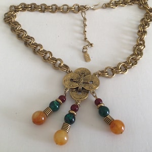 Collar en tono dorado estilo retro vintage de la compañía 1928.