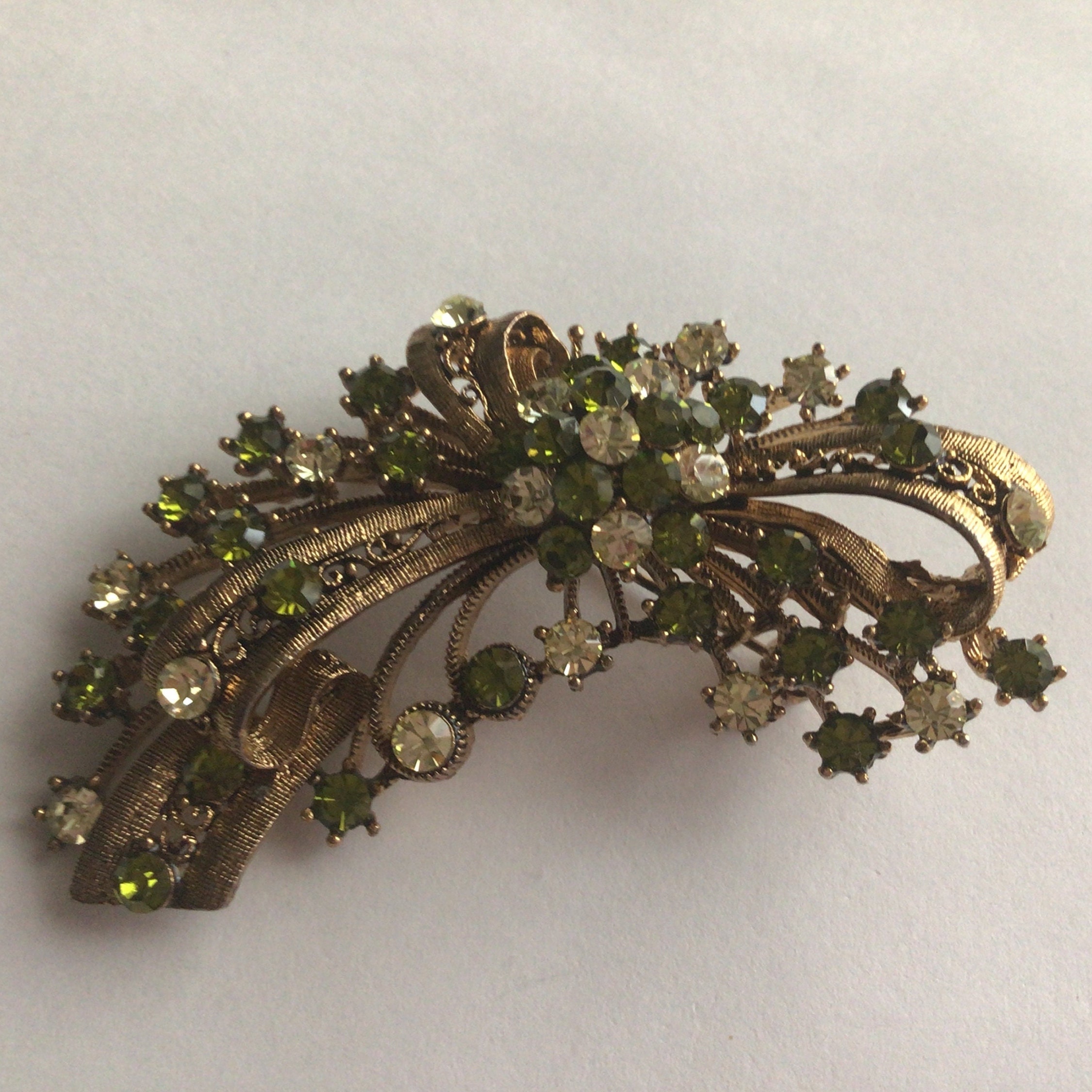 4.677 Vintage brooch, gold tone, filigree, blue crystal