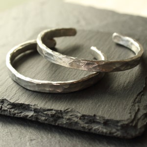 SUZU × ZILVER [Plate Tin Bangle] gevlochten armband vrouw gepersonaliseerd cadeau 10 jaar jubileum cadeau voor hem handgemaakte sieraden Japanse hamer