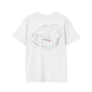 Può includere: T-shirt bianco con un disegno a tratto nero e rosso di un'auto sportiva sul retro. Il design dell'auto include dettagli delle luci posteriori, delle ruote e della forma della carrozzeria. La maglietta è realizzata in un materiale morbido e confortevole.