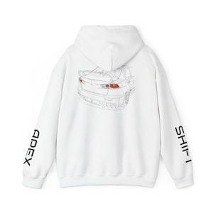 Puede incluir: Sudadera con capucha blanca con un gráfico de contorno de coche en la espalda. Las mangas presentan las palabras "APEX" y "SHIFT" en negro. La sudadera tiene capucha y un ajuste relajado.