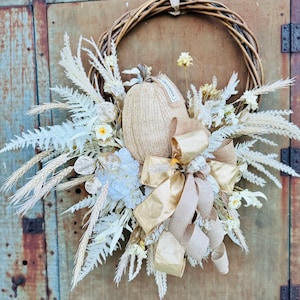 Couronne de citrouille crème, décoration de porte automne ivoire, couronne d'automne rustique, décoration de porche bohème, accent d'action de grâce fait main, décoration de façade neutre