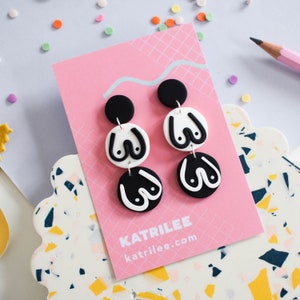 Mammarlee Polymer Clay Boob wiszące kolczyki, abstrakcyjne monochromatyczne czarno-białe, feministyczne, Boss Babe, prezent dla karmiących piersią