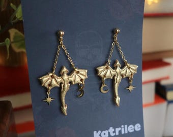 Pendientes colgantes de dragón dorado: pendientes de acero inoxidable con forma de estrella y luna, joyería gótica de fantasía.