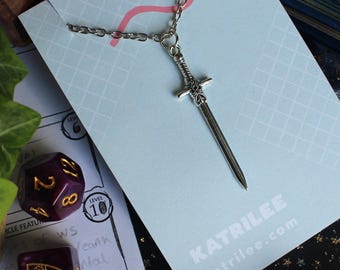 Collar con colgante de espada de plata de acero inoxidable, ideal como regalo para amantes de la lectura, lectores de novelas románticas, fantasía gótica, renacimiento y valquirias.