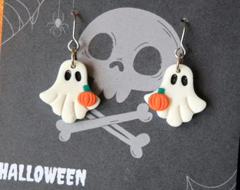 Halloween-spookpompoen hangoorbellen, schattige kleine spookachtige polymeerklei oorstekers van chirurgisch staal, spookachtig roze en wit