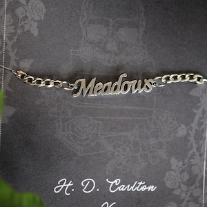 Pulsera de acero inoxidable con nombre de Adeline Meadows, oro y plata, H D Carlton Dark Romance Bookish Merch, regalo para lector