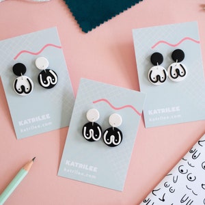 Polymer Clay Boob Baumeln Ohrstecker, Monochrom schwarz weiß, Feministisch, Boss Babe, Geschenk für Sie, Brustkrebs Bewusstsein