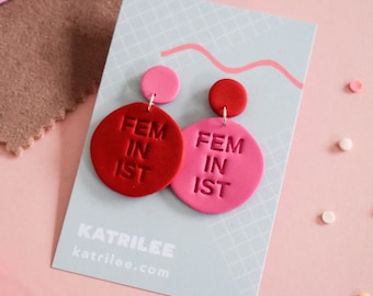 Feministische Polymer-Ton-Ohrringe, rosa und rote Statement-Ohrringe, soziale Gerechtigkeit, Mismatched Ohrringe, schrulligen Ohrringe, Pro Wahl