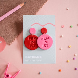 Pendientes colgantes de arcilla polimérica feministas, pendientes colgantes llamativos en rosa y rojo, justicia social, pendientes desiguales, pendientes extravagantes, pro elección imagen 4