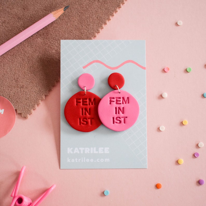 Pendientes colgantes de arcilla polimérica feministas, pendientes colgantes llamativos en rosa y rojo, justicia social, pendientes desiguales, pendientes extravagantes, pro elección imagen 4