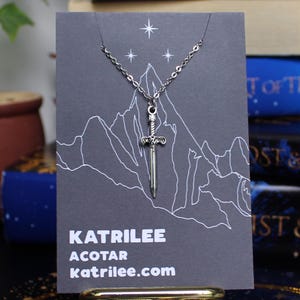Offiziel lizensierte ACOTAR Nesta Walküre Schwert Halskette, Chirurgenstahl, Buch Serie, Geschenke für Bücherwürmer, Ein Gericht der Silberflammen Fantasy Merch