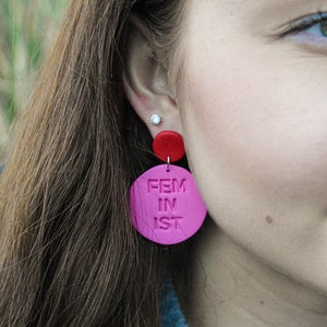 Pendientes colgantes de arcilla polimérica feministas, pendientes colgantes llamativos en rosa y rojo, justicia social, pendientes desiguales, pendientes extravagantes, pro elección imagen 5